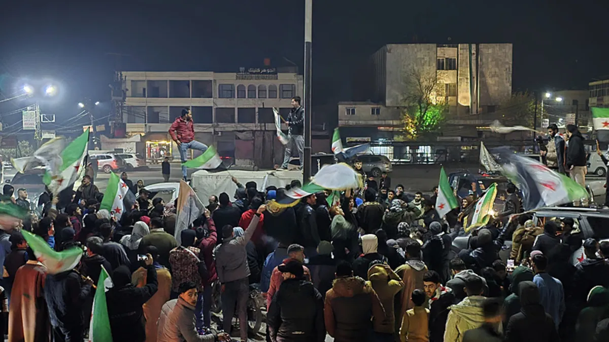 Halep’te PKK/YPG’nin işgal ettiği Eşrefiyye ve Şeyh Maksud’da halk evlerini terk ediyor! Halep’te PKK/YPG’nin işgal ettiği Eşrefiyye ve Şeyh Maksud’da halk evlerini terk ediyor!