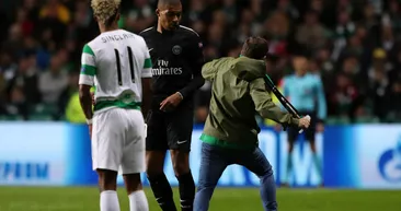 Celtic taraftarı sahaya atladı, Mbappe’ye saldırdı!