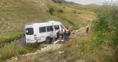 Yolcu minibüsü şarampole devrildi: 3 yaralı #erzurum