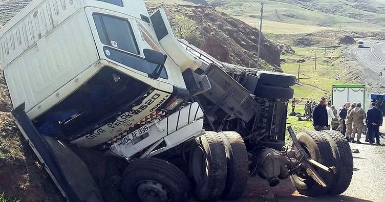 Erzurum’da kaçak göçmenleri taşıyan kamyon devrildi: 1 ölü, 64 yaralı