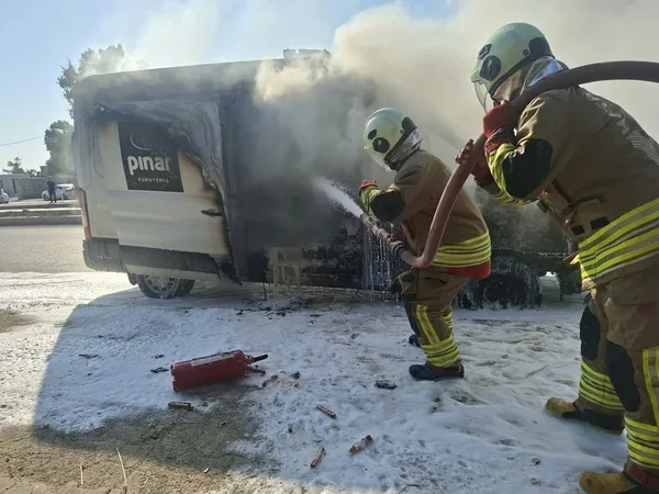 hatayda-korkutan-yangin-seyir-halindeki-minibus-alev-topuna-dondu-patlamalar-pes-pese-geldi-1786427931711.jpg