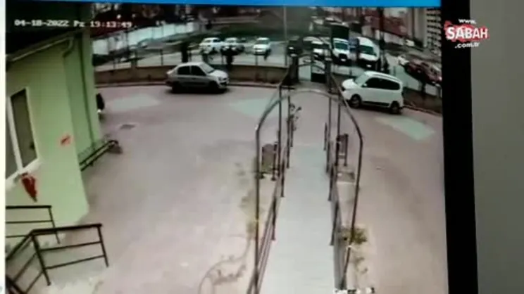 Otomobilini kurtarmak isterken üzerine çatı uçtu | Video