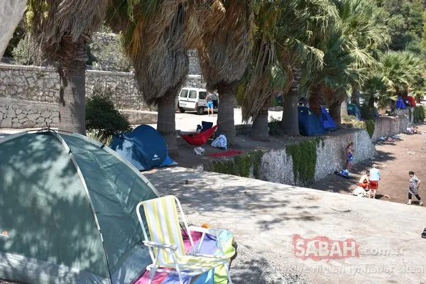 Marmaris'te boş oda bulamayanlar sahillerde çadır kurdu