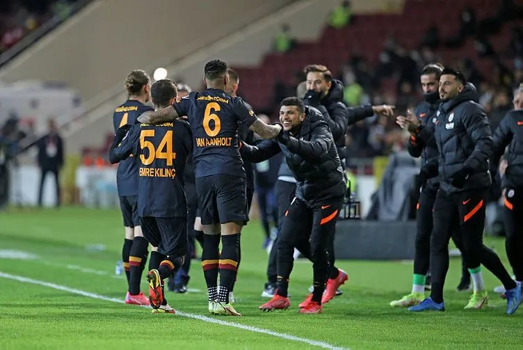 Son dakika: Galatasaray’da Domenec Torrent sonrası ilk ayrılık belli oldu! Yıldız isim gönderiliyor…