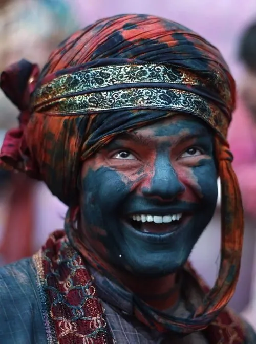 Hindistan sokaklarında renk cümbüşü