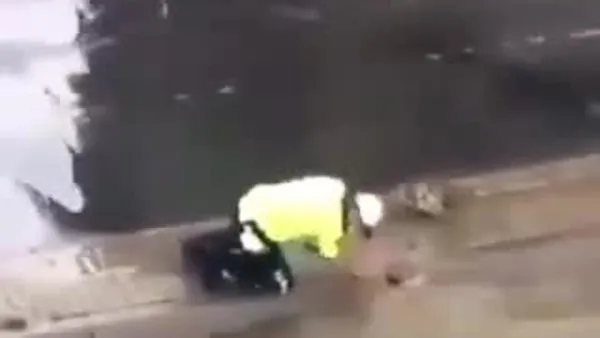 Trafik Polisi Istanbul Da Elleriyle Rogar Kapagini Temizledi Duyarliligi Taktir Topladi Video Videosunu Izle Son Dakika Haberleri