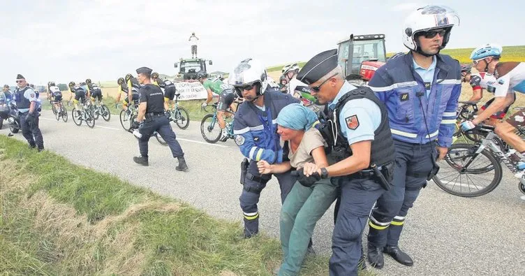 Fransız polisi çiftçileri ve bisikletçileri gaza boğdu