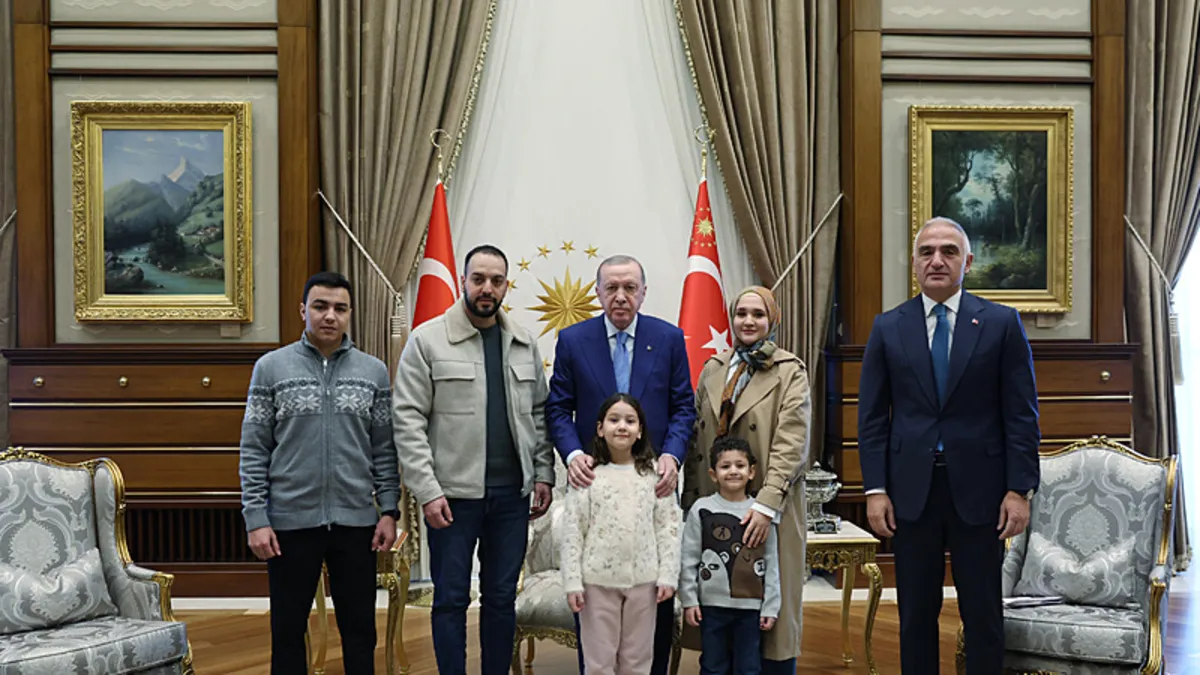 Başkan Erdoğan, İsrail’in saldırısında hayatını kaybeden Rajab’ın ailesini kabul etti Başkan Erdoğan, İsrail’in saldırısında hayatını kaybeden Rajab’ın ailesini kabul etti