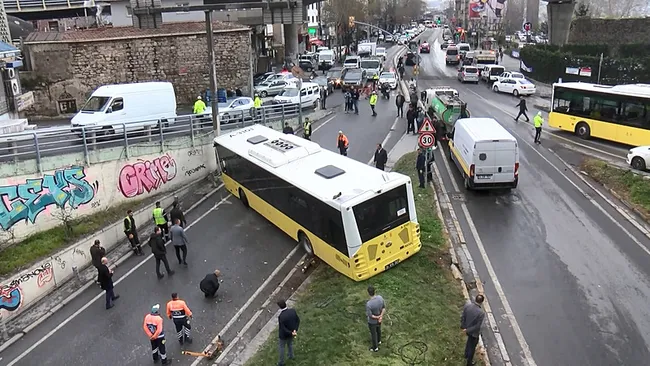 iett-otobusu-beyoglunda-kaza-yapti-yol-trafige-kapandi-1742230159188.jpeg