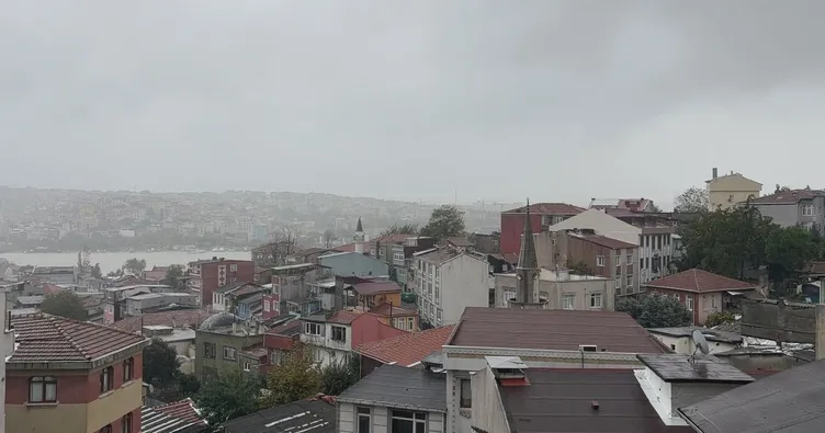 İstanbul’da kara bulutlar gündüzü kararttı! O anlar kameralara böyle yansıdı
