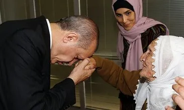 105 yaşındaki ninenin elini öptü