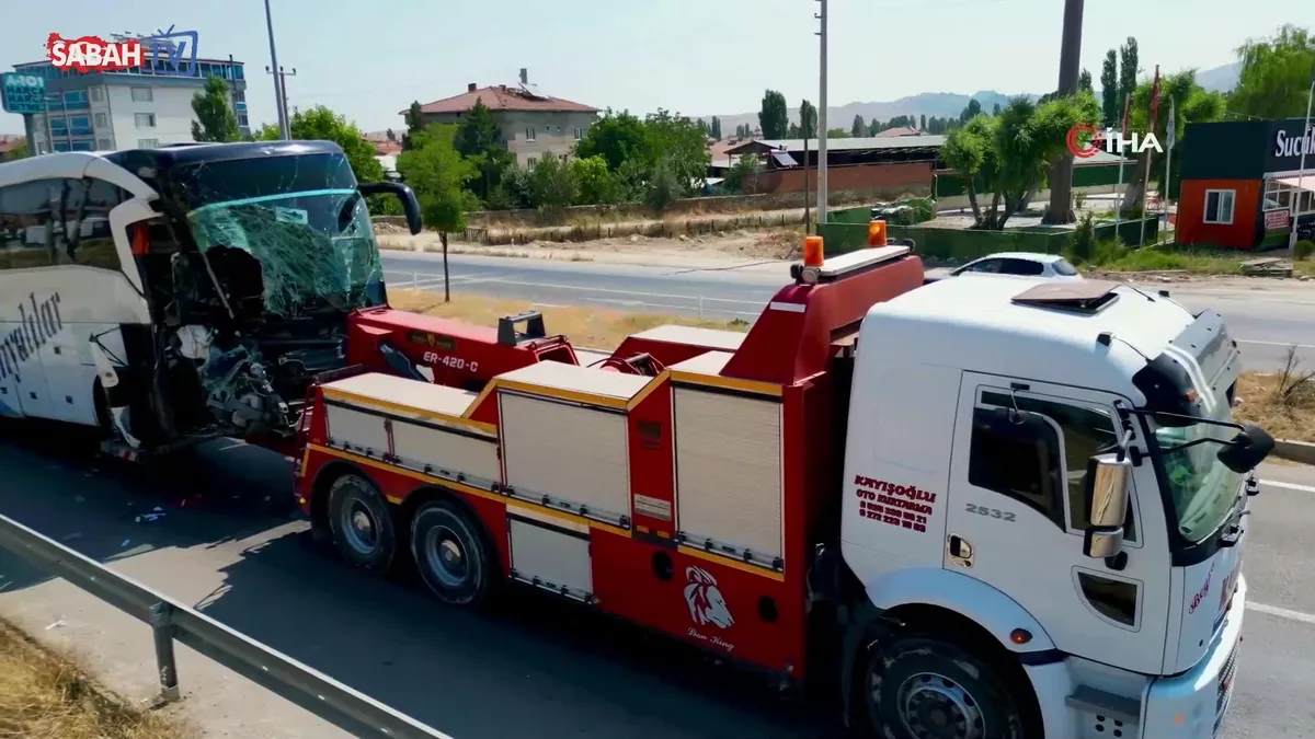 Afyon’da yolcu otobüsünün çarptığı kamyonet sürücüsü hayatını kaybetti: 1 ölü, 15 yaralı! | Video videosunu izle Afyon’da yolcu otobüsünün çarptığı kamyonet sürücüsü hayatını kaybetti: 1 ölü, 15 yaralı! | Video videosunu izle