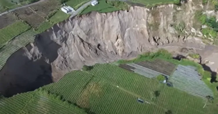 Endonezya’da toprak yarıldı: 100 metre derinliğinde dev çukur oluştu