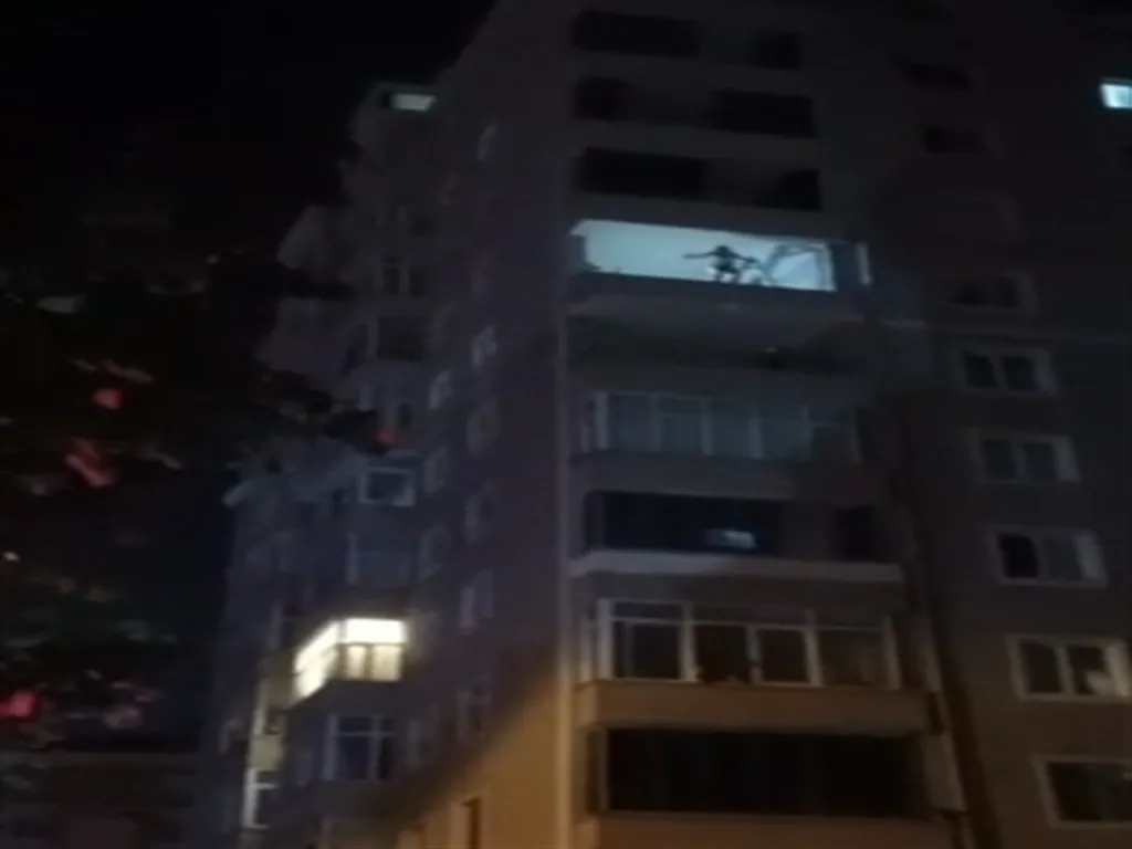 Beylikdüzü'nde dehşete düşüren görüntüler! Balkon duvarına çıkıp dans eden kadın mahalleyi ayağa kaldırdı