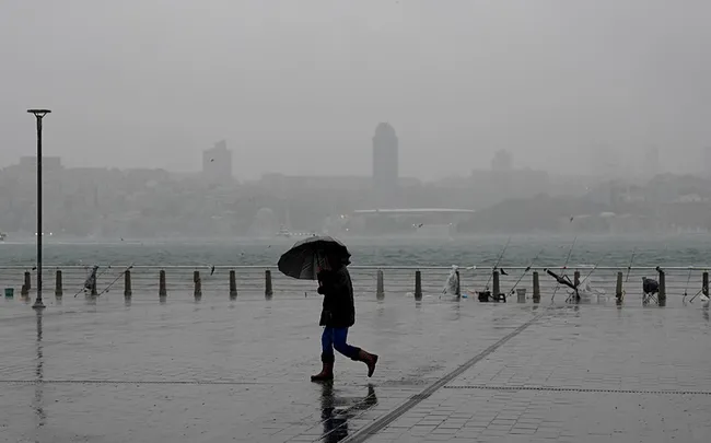son-dakika-meteorolojiden-istanbul-icin-yeni-hava-durumu-uyarisi-o-tarihlere-dikkat-kuvvetli-saganak-kapida-1743437522848.jpeg