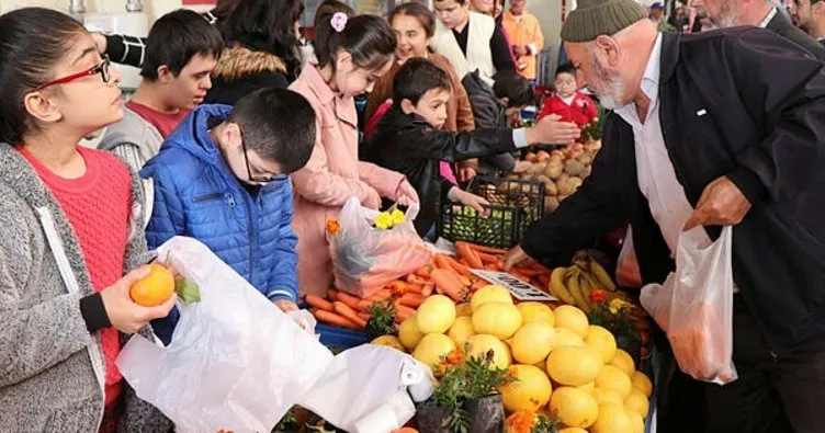 Dünyanın en özel pazarcıları meyve sebze sattı
