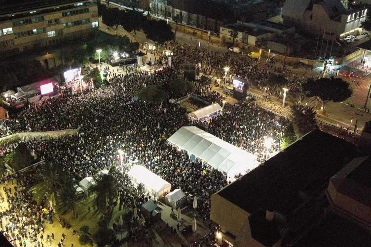 İsrail’de binlerce kişi Netanyahu’ya karşı ayaklandı! ’İstifa et’