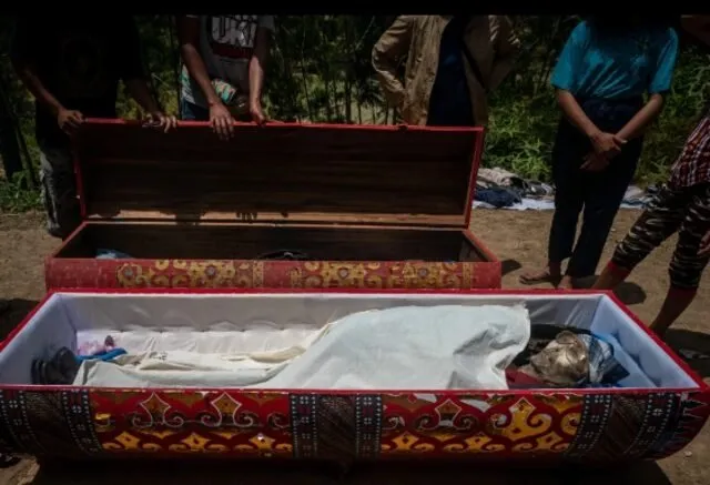 Endonezya’da şoke eden görüntüler! Cesetleri mezarından çıkarıp giydiriyorlar