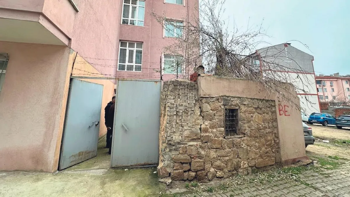 Apartmanın bahçesinde 500 yıllık mezar