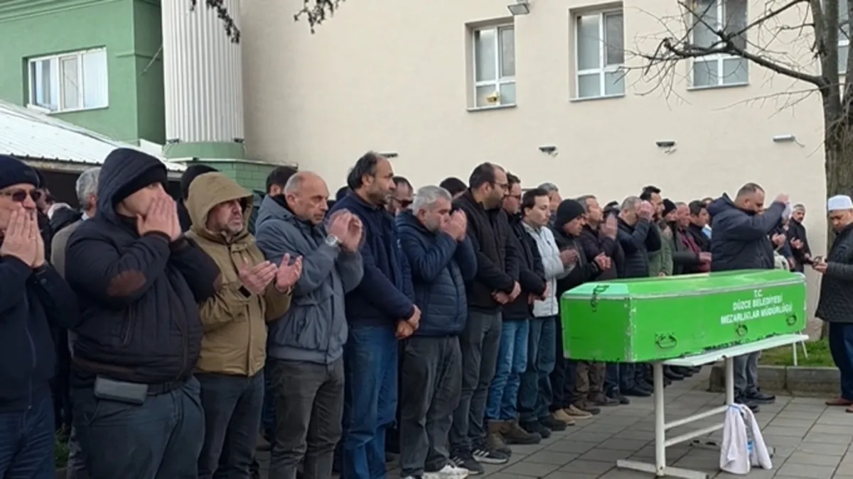 Halı sahada kalp krizi geçirdi, son yolculuğuna uğurlandı Halı sahada kalp krizi geçirdi, son yolculuğuna uğurlandı