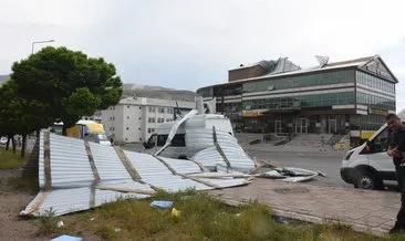 Bitlis’te etkili fırtına nedeniyle çatılar uçtu, araçlar zarar gördü