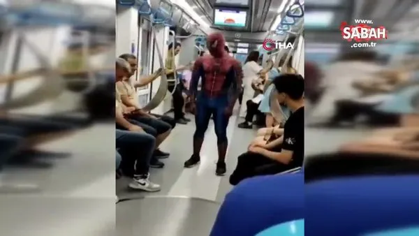 Antalya’da acemi örümcek adamın tramvaydaki gösterisi yolcuları gülümsetti | Video