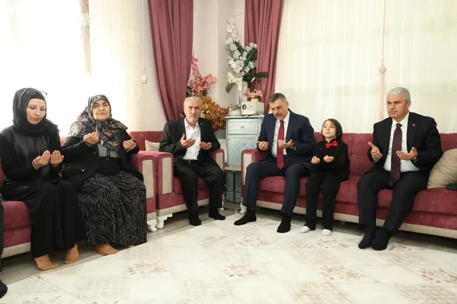 icisleri-bakani-ciftci-konyada-sehit-ali-tekenin-ailesini-ziyaret-etti-1779916156973.jpg