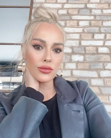 Sesi soluğu çıkmıyordu! Hülya Avşar'ın kız kardeşi Helin Avar son haliyle şok geçirtti: