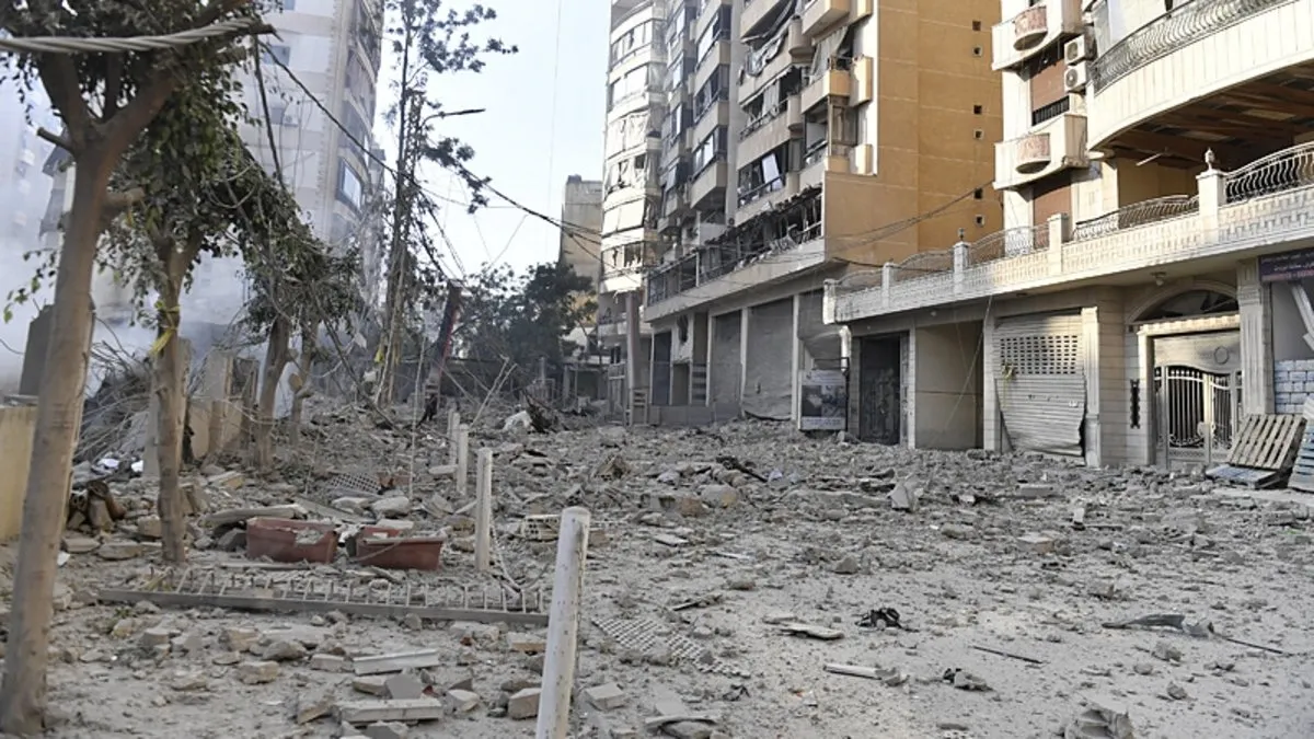 Katil İsrail Lübnan'da hastane çevresini hedef aldı: Sağlık personelleri yaralandı