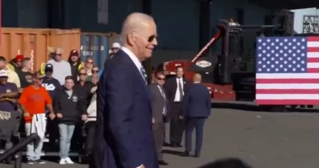 ABD Başkanı Biden yine sosyal medyanın dilinde! Merdivenden düşüyordu ABD Başkanı Biden yine sosyal medyanın dilinde! Merdivenden düşüyordu