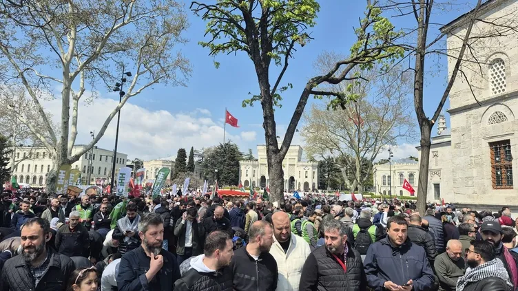 İsrail’in Gazze soykırımına tepki için onbinler meydanda!