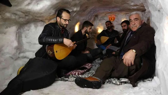 20 metre uzunluğundaki kar tünelinde mum ışığında müzik ziyafeti