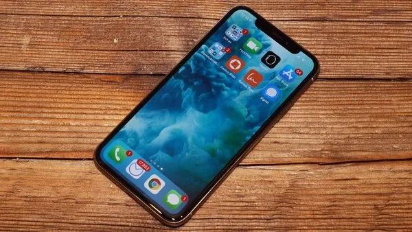 Çentik modasına uyan son moda akıllı telefonlar