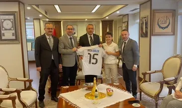 Rizeli Safa, Başkan Erdoğan'dan istediği imzalı Arda Güler formasına kavuştu #rize