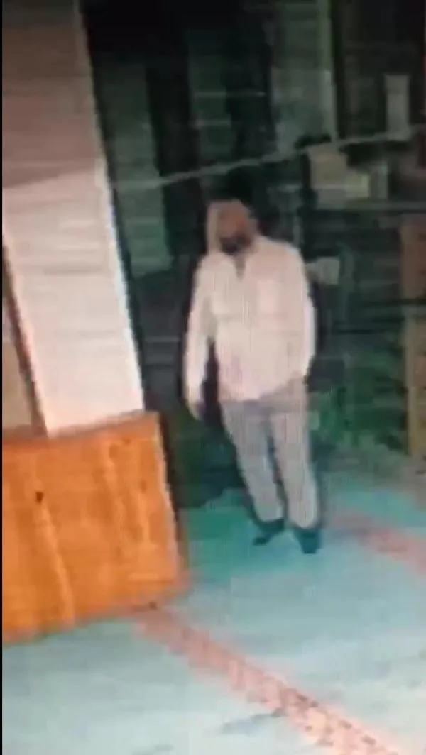 namaz-kilar-gibi-davranip-hirsizlik-yapti-iste-o-anlar-1702805862377.jpg