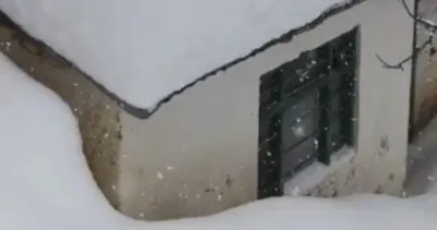 Kar yolları kapattı! Çatıları doldurdu