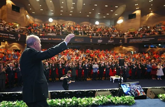son-dakika-baskan-erdogandan-chpye-ve-ozgur-ozele-gonderme-3k-girdabinda-kivraniyorlar-1757771822050.jpeg