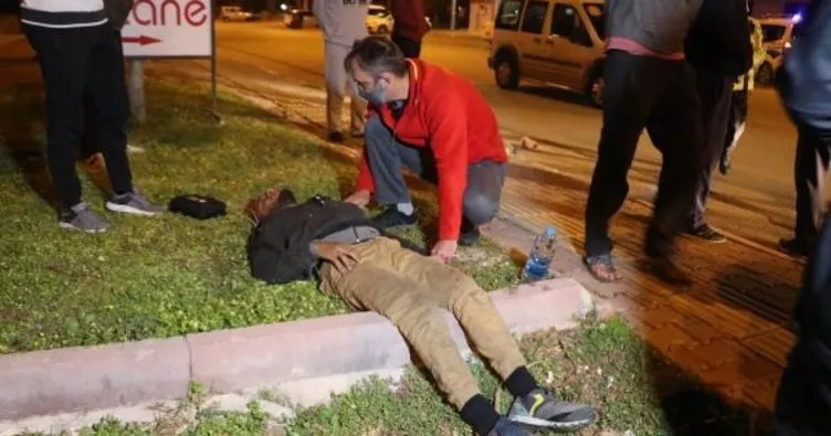 Motosikletine çarptıkları hurda kağıt taplayan yabancı uyruklu genci darbettiler