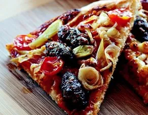 Pırasalı ve Köfteli Pizza