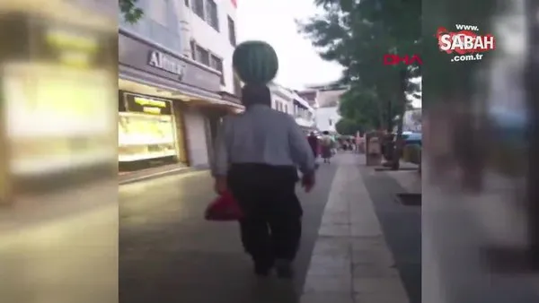 Diyarbakır'da kafasında karpuz taşıyan adam görenleri şaşırttı!