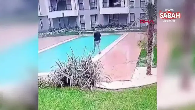 Dalgın kurye, teslimat için gittiği sitede havuza düştü | Video