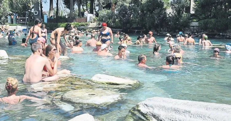 Tarihi antik havuza yabancı turist ilgisi