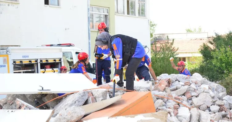 Deprem tatbikatı gerçeğini aratmadı