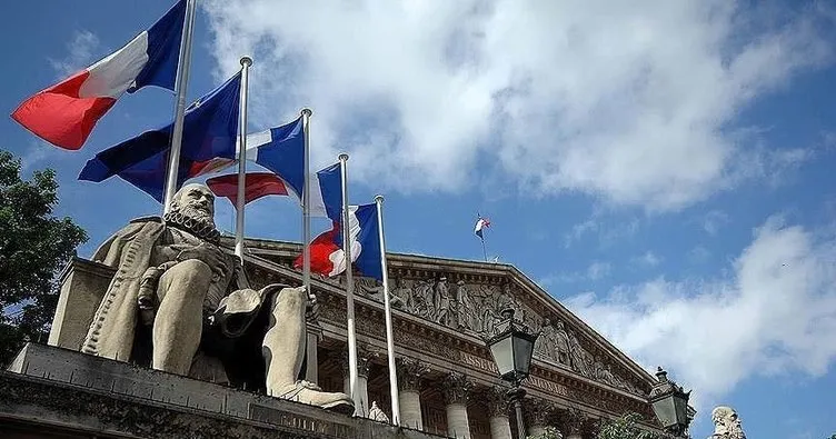 Fransa’da hükümetin meclis onayı olmadan yasa geçirmesini sağlayan anayasa maddesi için tartışma
