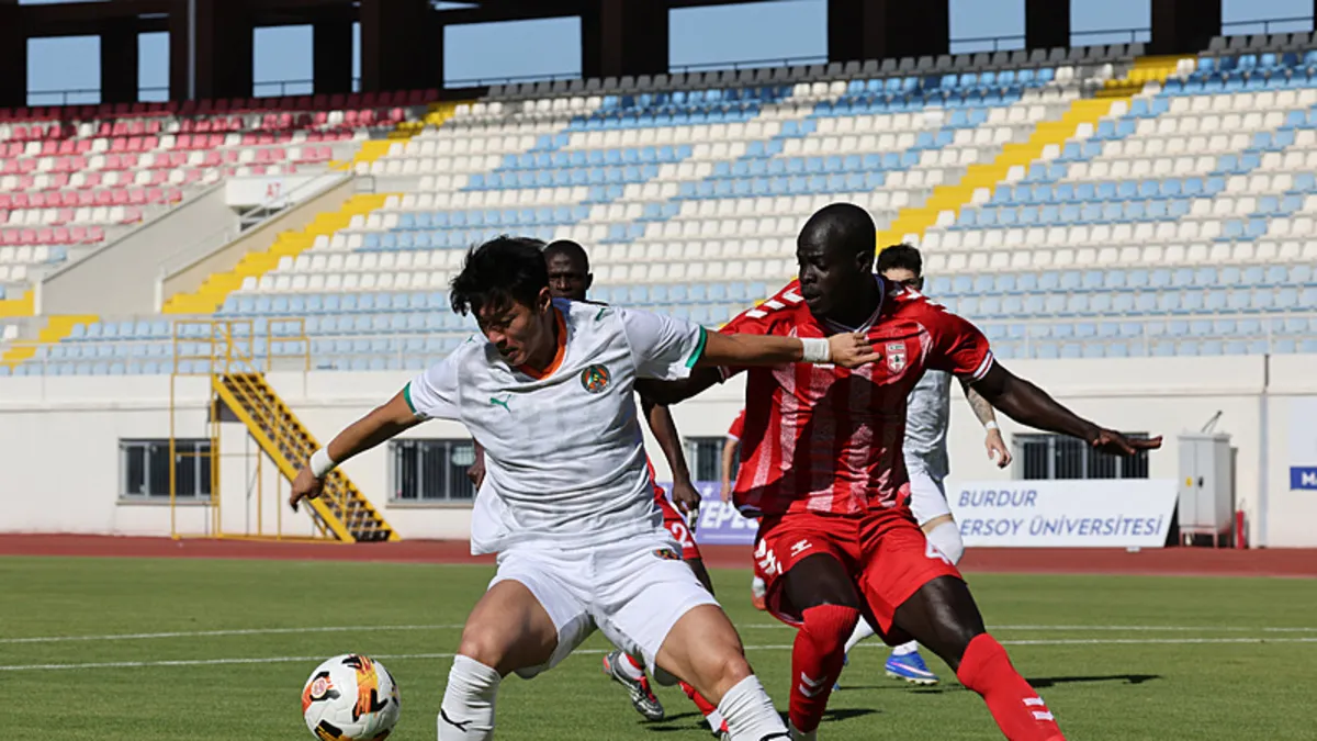Corendon Alanyaspor futbol takımı oyuncuları sahada