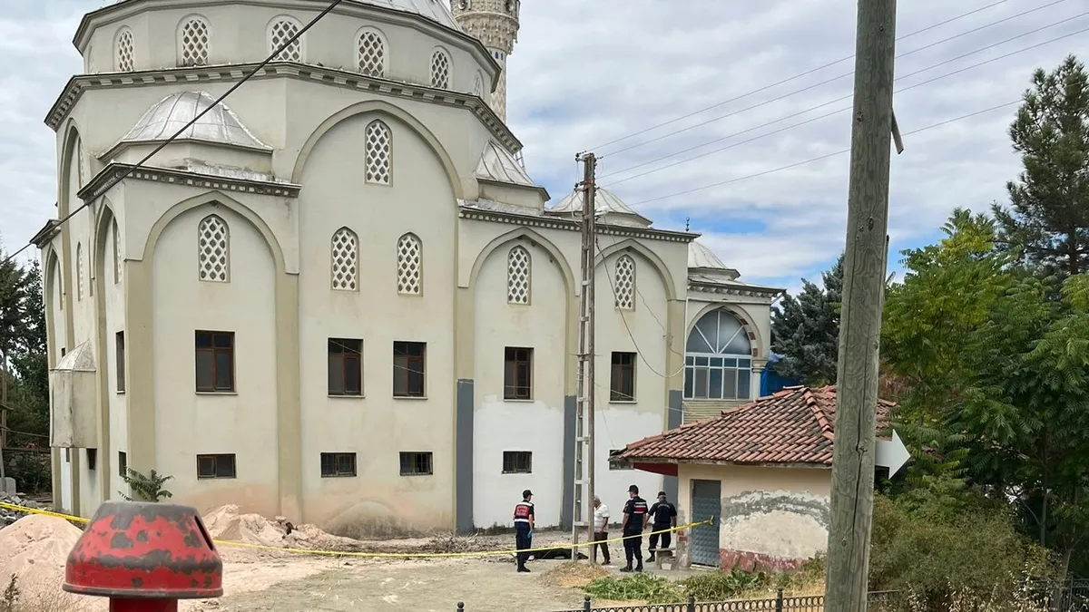 Cami kubbesinden düşen işçi hayatını kaybetti Cami kubbesinden düşen işçi hayatını kaybetti