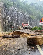 Vietnam’da yolcu otobüsü heyelana kapıldı