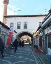 Altından yol geçen cami