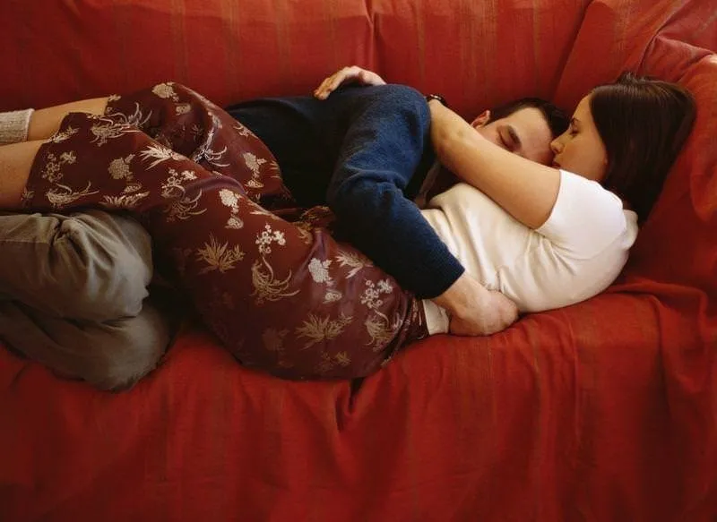 Мальчики спят вместе. Лежа в обнимку. Лежат на диване в обнимку. Объятия на диване. Пара лежит на диване.