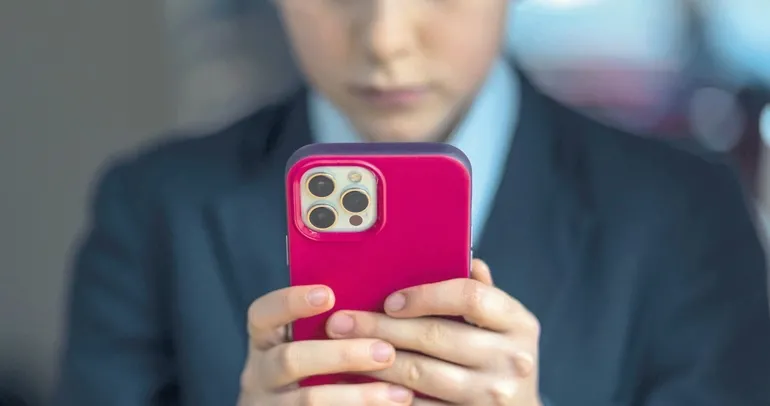 Çocuğa telefon alırken orta yolu bulmak mümkün